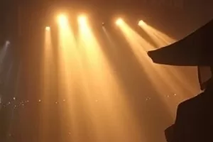 《陶艺慢直播》直播封面，拉坯机上的湿润陶土